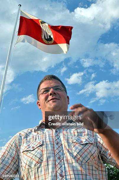 Mainleus / Bayern / NPD / Bayerntag / Apfel NPD-Vorsitzender Holger Apfel in Mainleus auf dem Bayerntag der bayrischen NPD mit NPD-Flagge