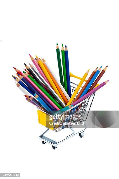 Buntstifte in vielen verschiedenen Farben in einem Einkaufwagen