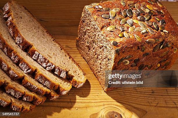 Ein frisches Brot mit Kürbiskernen zur gesunden Ernährung. Backwaren aus Schwarzbrot