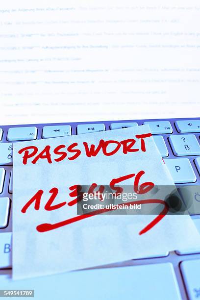 Ein Notizzettel liegt auf der Tastatur eines Computers zur Erinnerung: Passwort 123456
