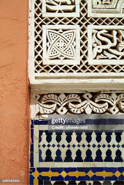 Kachelmosaik und Steinschnitzerei in der Altstadt von Marrakesch, Marokko,