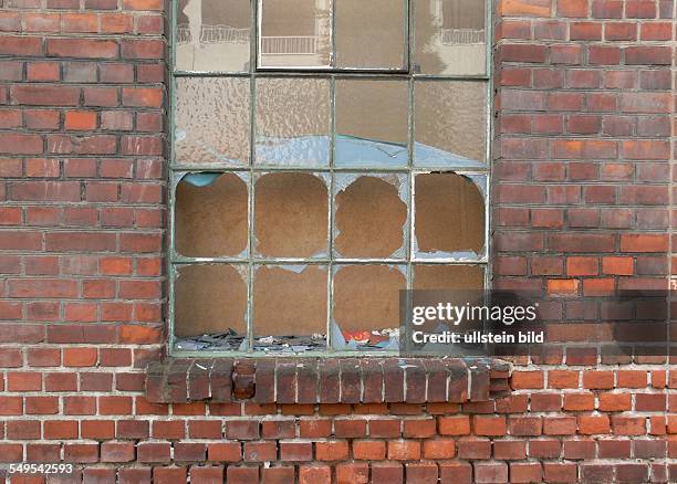 Leerstehendes Fabrikgebäude im Bonner Stadtteil Friesdorf. Eingeschlagene Fensterscheiben