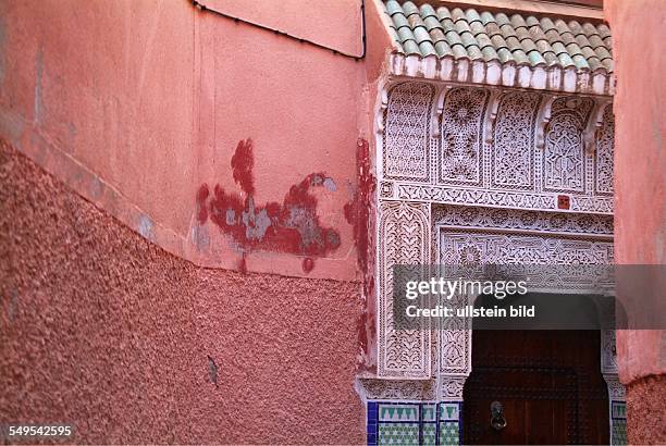 Verzierte Haustür in der Altstadt von Marrakesch. Marokko, März 2007