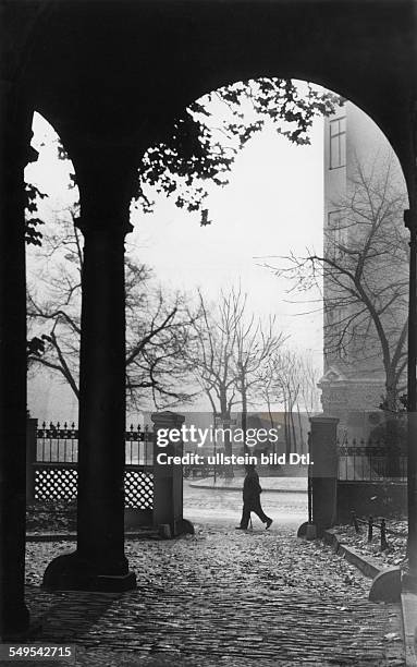 Berlin Moabit: Alt Moabit; Blick durch den Säulengang der Johanniskirche