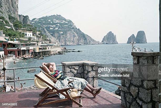 Italien, ca. 1958, Badebucht Capri, Frau im Liegestuhl auf einer terrasse