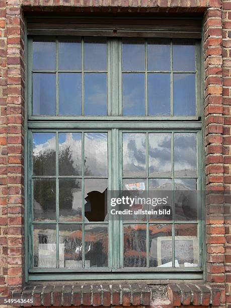 Leerstehendes Fabrikgebäude im Bonner Stadtteil Friesdorf. Eingeschlagene Fensterscheiben