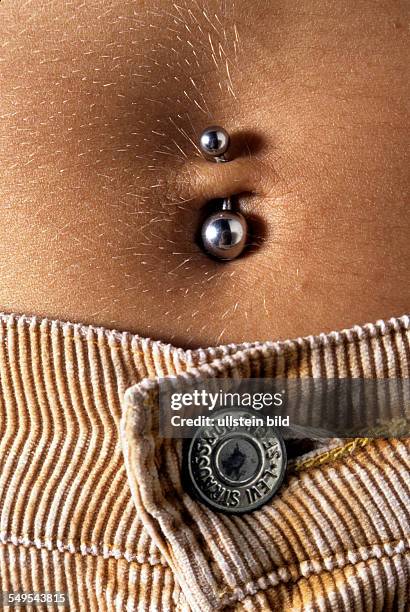 Intim-Schmuck, 2 Silberkugeln im Bauchnabel, Body-Piercing, Levi Strauss Cordhose,