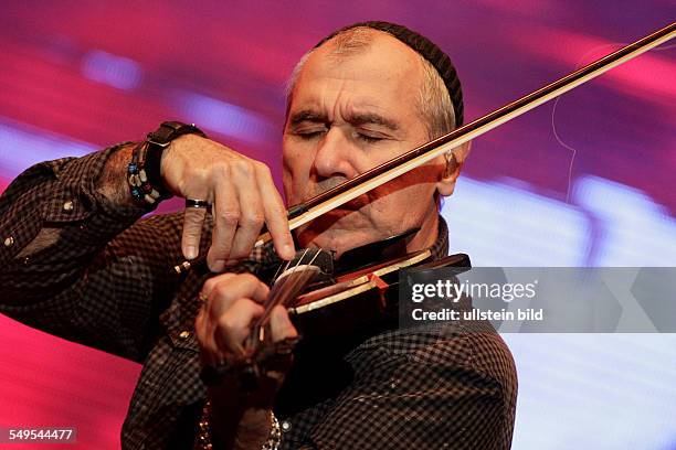 Violinist Georgi Gogow von City am beim Ost Rock Konzert in der Berliner Kindl Buehne Wuhlheide