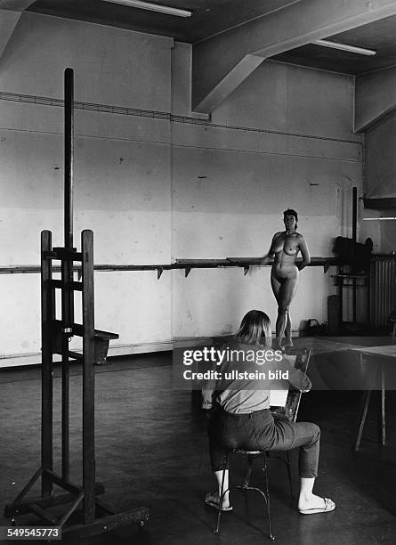 Germany, Hamburg, School of Art at Lerchenfeld, student at life-drawing with nude model