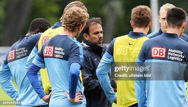 Trainer Jos Luhukay, spricht zur Mannschaft, Aktion , Hertha BSC Berlin, Trainig, Sport, Fußball Fussball, Trainingsplatz, Herren, DFL, Bundesliga,...