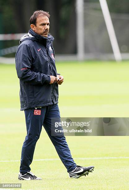 Trainer Jos Luhukay, Einzelbild, Aktion , Hertha BSC Berlin, Trainig, Sport, Fußball Fussball, Trainingsplatz, Herren, DFL, Bundesliga, Saison 2012