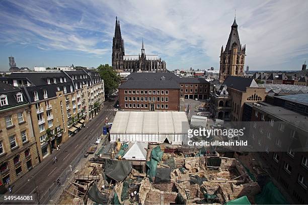 Archäologische Zone in Köln: Übersicht, Das weisse Ausgrabungszelt schützt die Synagogenreste, die kleine Pyramide davor bedeckt die Mikwe. Im...