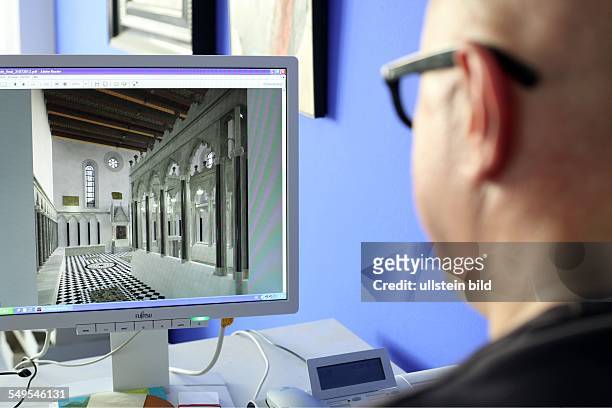 Archäologische Zone in Köln: Projektleiter Dr. Sven Schütte betrachtet am Computer eine Rekonstruktion der Synagoge von innen, rechts im Bild ist die...