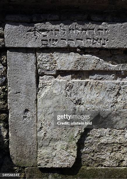 Archäologische Zone in Köln: Vermauertes Fenster zur Kloakenentleerung unter dem ehemaligen Hof der Synagoge. Ungefähre Übersetzung der Schrift auf...