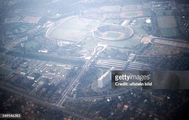 Ca. 1958, Berlin / Luftaufnahme Olympiastadion, Maifeld