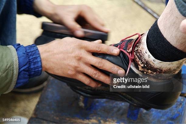 Schuhputzer in der Altstadt von Marrakesch. Marokko, März 2007