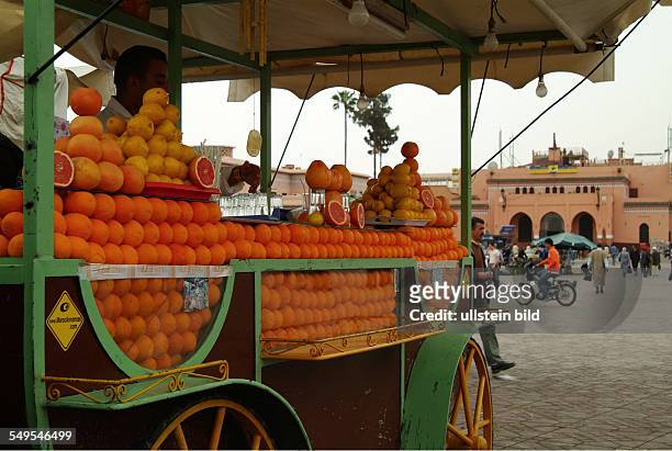 Wegen seiner unvergleichlichen orientalischen Atmosphäre bei Touristen und Einheimischen gleichermaßen beliebt: der berühmte Marktplatz Jemaa el Fna...