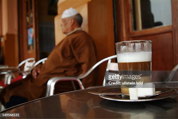 Mann in traditioneller Kleidung im Cafe in der Altstadt von Marrakesch, Marokko,