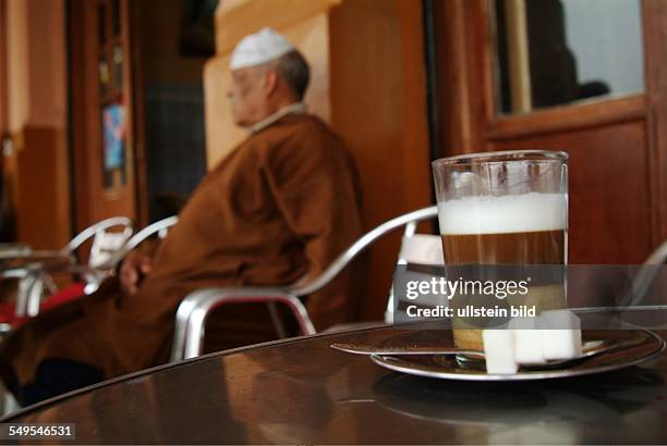 Mann in traditioneller Kleidung im Cafe in der Altstadt von Marrakesch, Marokko,