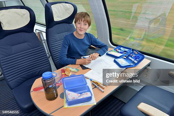 Kind Hausaufgaben im Zug