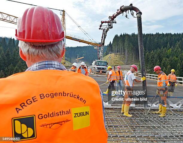 Lueckenschluss mit einer abschliessenden Betonage an der Dunkeltalbruecke, Teil der ICE-Neubaustrecke Berlin-Nuernberg bei Goldisthal. Die Bruecke...