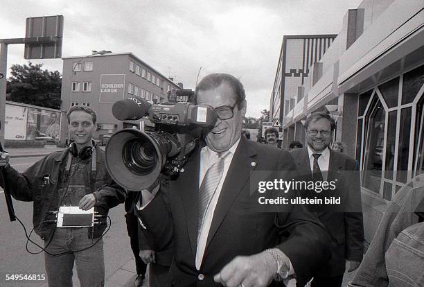 Der James-Bond Darsteller Roger Moore ist als UNICEF-Kinderbotschafter zu Gast in Saarbrücken, fotografiert am 03. Juni 1994.