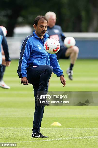 Trainer Jos Luhukay, Einzelbild, Aktion , Hertha BSC Berlin, Trainig, Sport, Fußball Fussball, Trainingsplatz, Herren, DFL, Bundesliga, Saison 2012