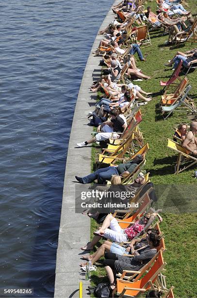 Pressestrand an der Spree gegenüber dem Hauptbahnhof in Berlin, Deutschland,