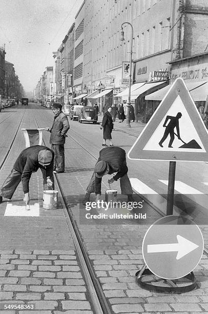 Arbeiter malen probeweise Zebrastreifen auf die Fahrbahn an der Kreuzung Skalitzer Straße / Oranienstraße. Wenn sich ein Fußgängerüberweg an dieser...