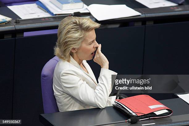 Berlin, Plenum Bundestag / Haushalt: Bundesarbeitsministerin Ursula von der Leyen gähnt hinter vorgehaltener Hand