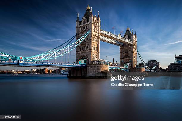 the blue thames - tower bridge imagens e fotografias de stock