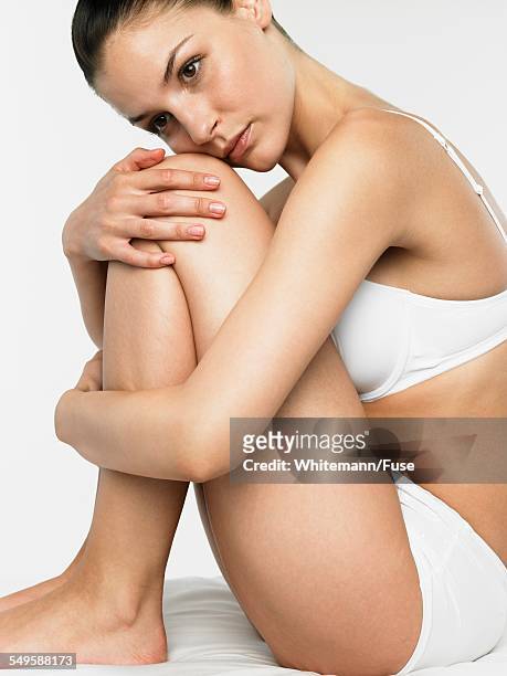 woman sitting in fetal position - position du foetus photos et images de collection