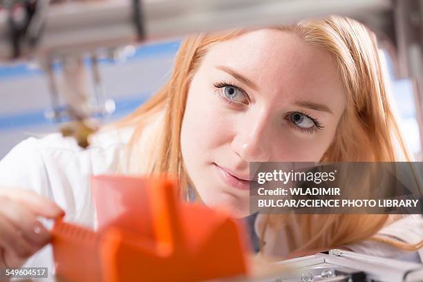 female student using 3d printer - impression 3d photos et images de collection