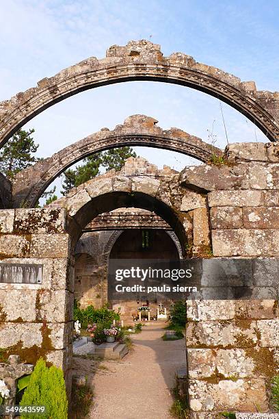 santa mariña dozo ruins - dozo stockfoto's en -beelden