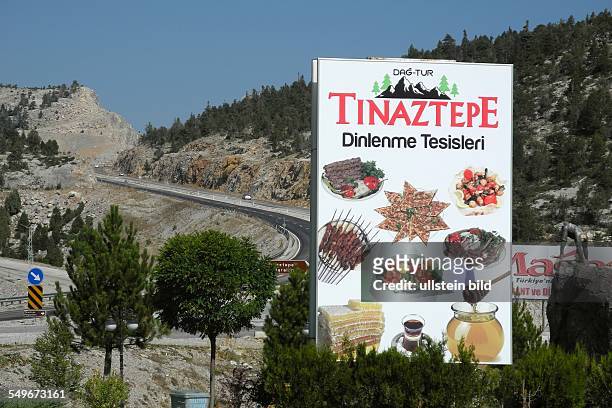 Türkei, Fahrt von Antalya durch das Taurusgebirge ueber Konya nach Kappadokien auf der Strasse 695, neue Rast-und Tankstelle