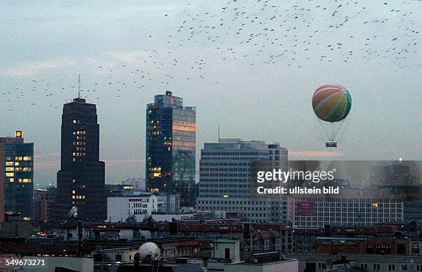 Abendlicher Blick auf den Potsdamer Platz, Aussichtsballon und Vogelschwarm