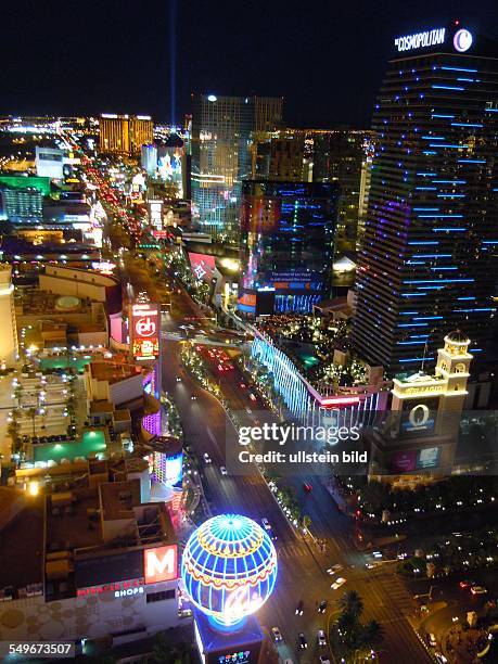 Stadtübersicht am Abend vom nachgebauten Eiffelturm in Las Vegas, aufgenommen am 9. August 2012.