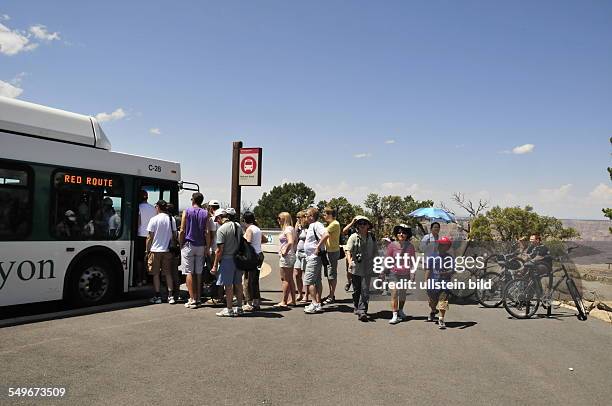 Shuttlebusse befördern die Gäste im Grand Canyon Nationalpark kostenlos zu den verschiedenen Aussichtspunkten, aufgenommen am 11. August 2012.