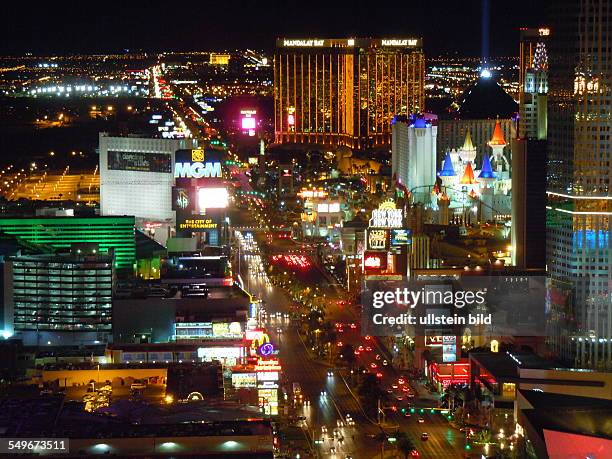 Stadtübersicht am Abend vom nachgebauten Eiffelturm in Las Vegas, aufgenommen am 9. August 2012.