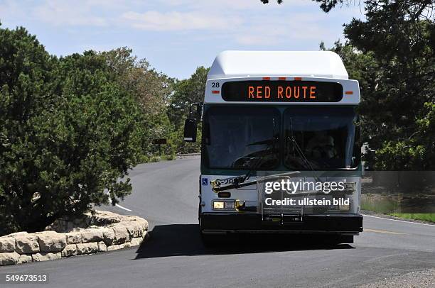 Shuttlebusse befördern die Gäste im Grand Canyon Nationalpark kostenlos zu den verschiedenen Aussichtspunkten, aufgenommen am 11. August 2012.