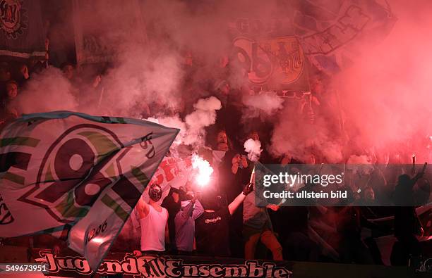 Runde, Saison 2012/2013 - Fans Hannover 96, Fankurve, Rauch, Qualm, Pyrotechnik, Bengalos, bengalische Feuer, Randale , Hannover 96 - Dynamo Dresden,...