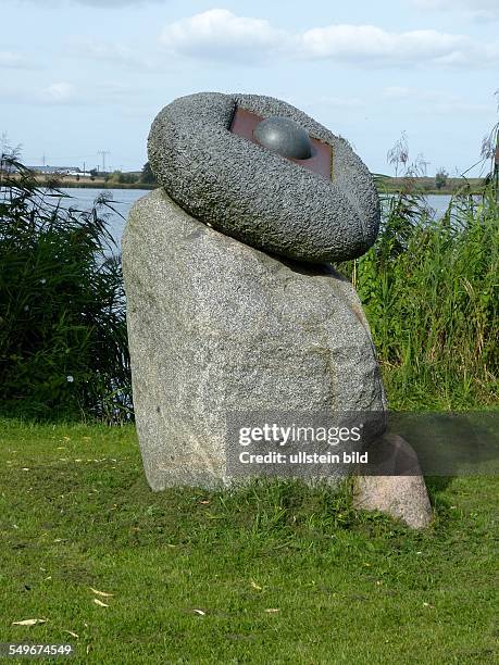 Angermuende in der Uckermark: "Steinzeit der Moderne", Skulpturen aus eiszeitlichen Findlingen an der Mündeseepromenade