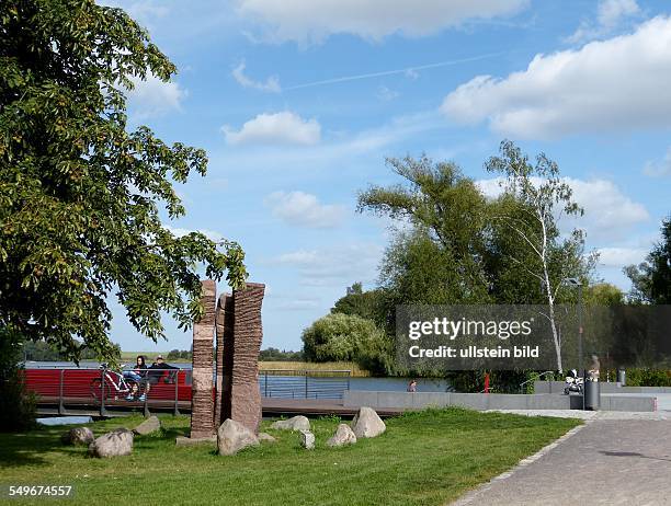 Angermuende in der Uckermark: "Steinzeit der Moderne", Skulpturen aus eiszeitlichen Findlingen an der Mündeseepromenade