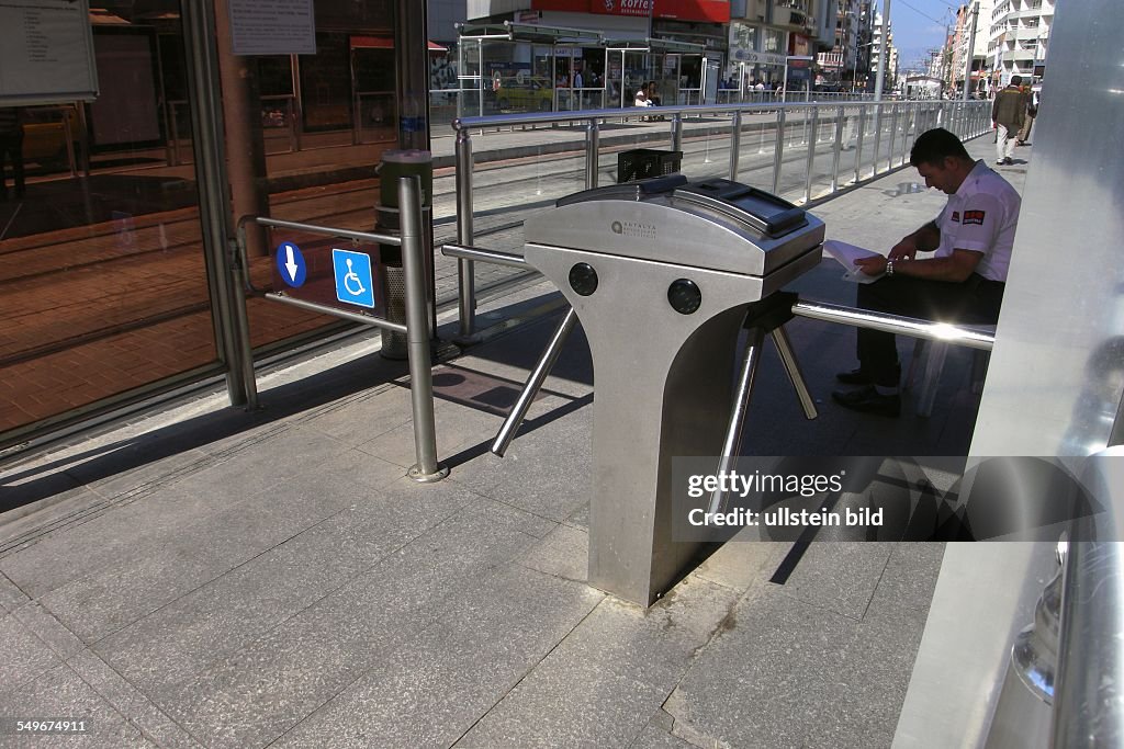 Türkei, Antalya, moderne Strassenbahn mit elektronisch gesicherten Haltestellen gegen Schwarzfahrer