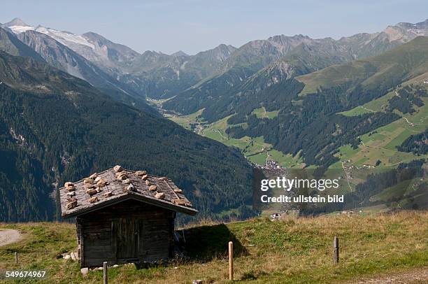 Sicht vom 2095 Meter hohen Penkenjoch auf den Ort Lanersbach im Tuxer Tal in den Tuxer Alpen in Österreich. Im Hintergrund das südliche Ende des...