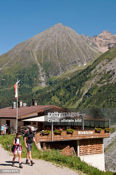 Die Bichlalmhütte oberhalb von Hintertux in den Tuxer Alpen in Tirol in Österreich. Die Bichlalm mit ihrem rustkalen Gasthaus ist eine beliebte...