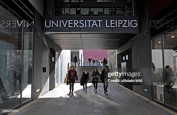 Studenten im Campus der Universität Leipzig