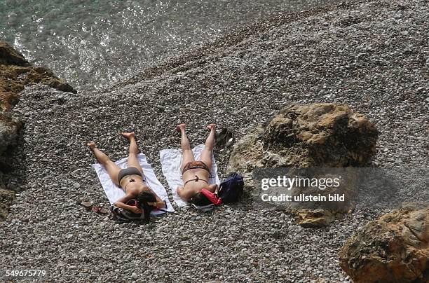 Türkei, Antalya, Sonnenbaden auf dem Kiesstrand am Koyalti Beach