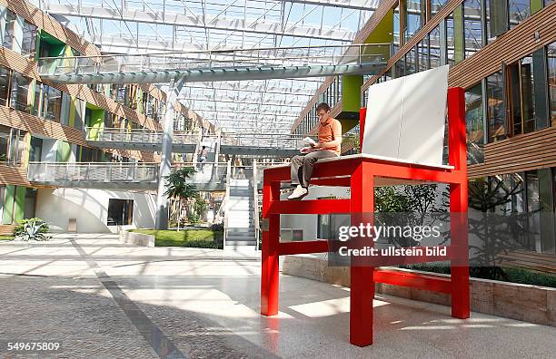 Dessau, Umwelbundesamt, Nachbau des Kinderstuhls "ti 3a" von Marcel Breuer aus dem Jahre 1923 in überdimensionaler Größe, auf dem Stuhl sitzt ein...