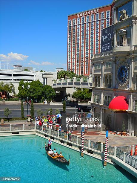 Beiderseits des ca. 6 Kilometer langen Las Vegas Boulevard stehen die Hochhaushotels und Vergnügungsstätten der Spielerstadt, aufgenommen in Las...
